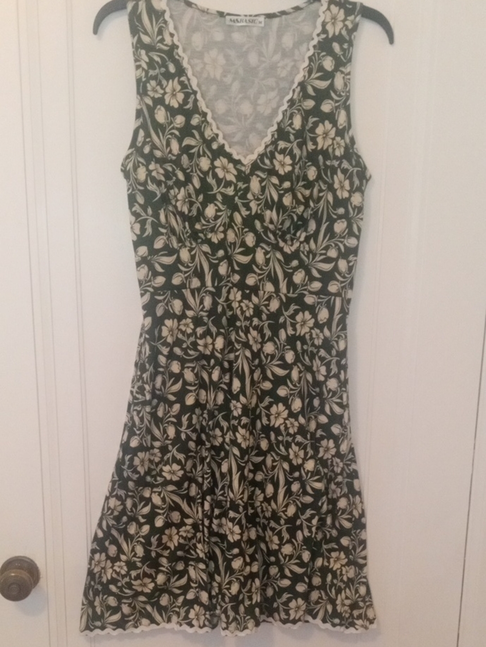 women med sleeveless dress green and ivory print